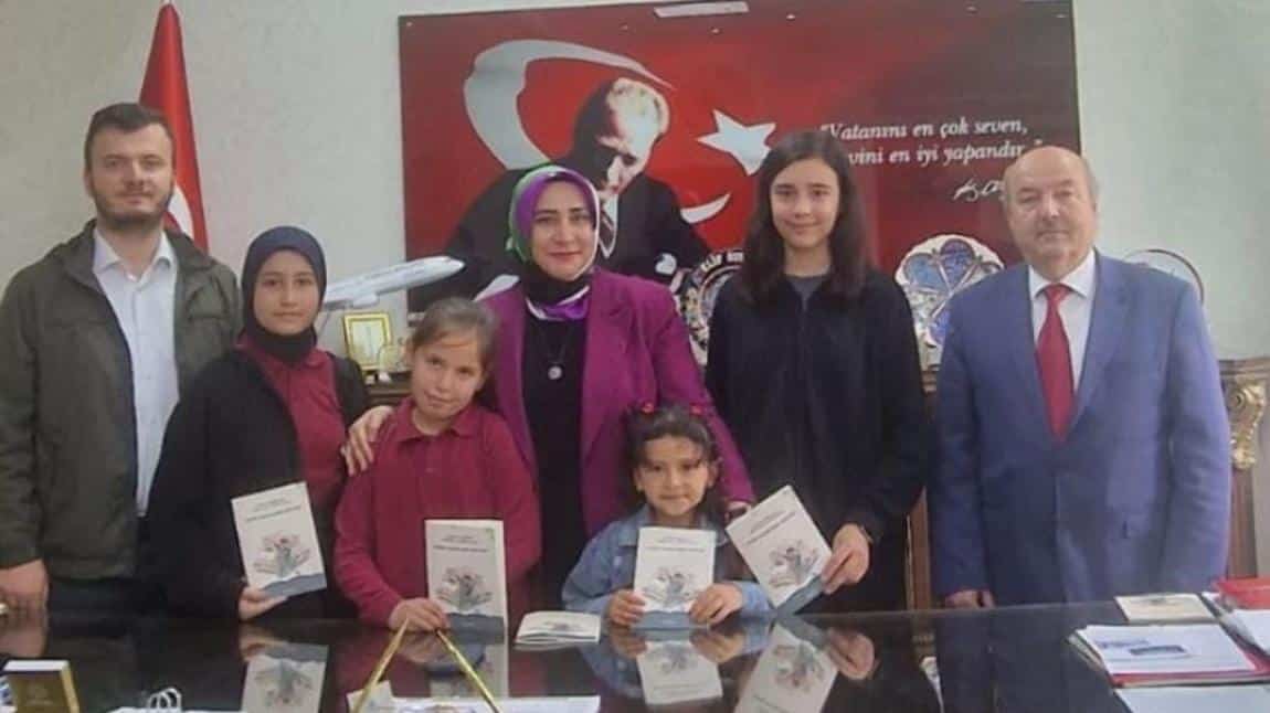 KÜÇÜK KALEMLERİN HİKAYESİ BÜLTENİMİZİ İLÇE MİLLİ EĞİTİM MÜDÜRÜMÜZ ELİF ÖZBEK' E TAKDİM ETTİK.